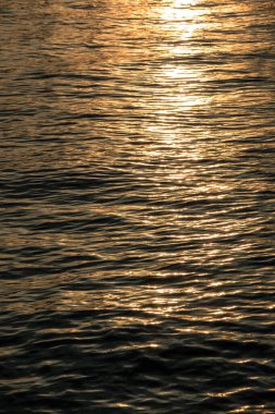 Altın gölün ya da altın denizin üzerinde gün batımı