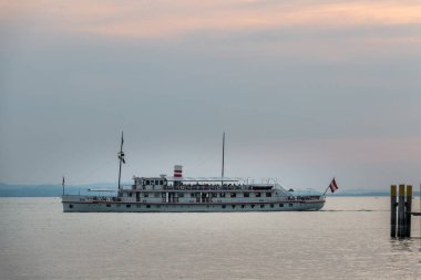 Büyük gölde yolcuları olan feribot.