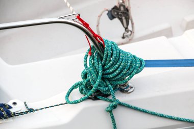 Limandaki bir geminin yeşil halatı