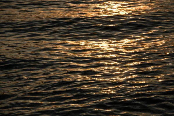 Naplemente az arany tó vagy az arany tenger felett — Stock Fotó