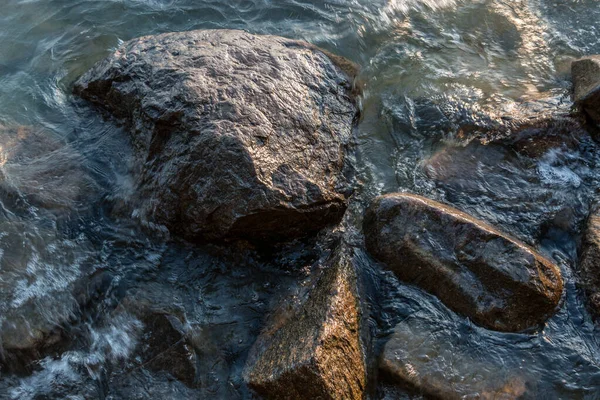 Rocas en el agua del lago o el mar — Foto de Stock