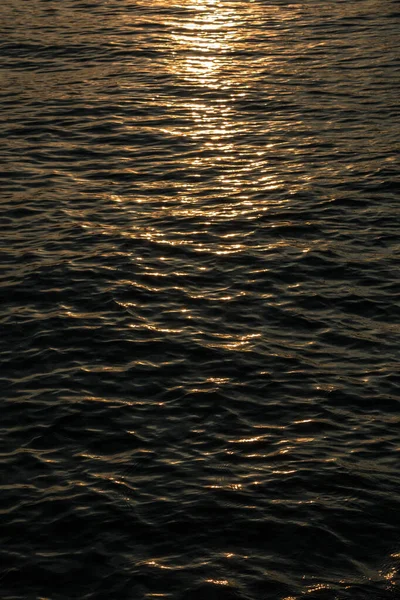 Solnedgång ovanför den gyllene sjön eller det gyllene havet — Stockfoto