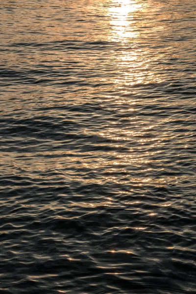 Puesta de sol sobre el lago dorado o el mar dorado — Foto de Stock