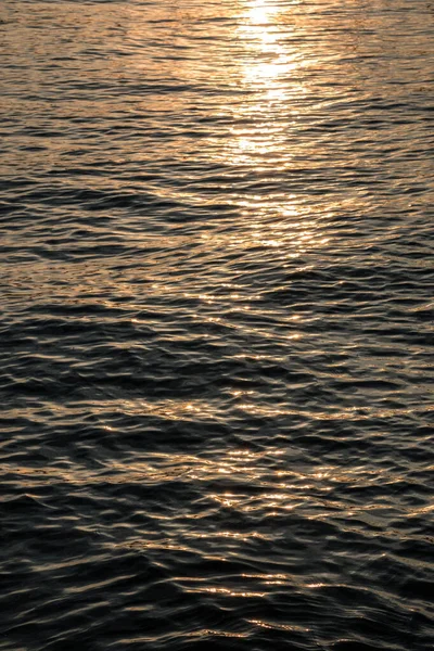 Solnedgång ovanför den gyllene sjön eller det gyllene havet — Stockfoto