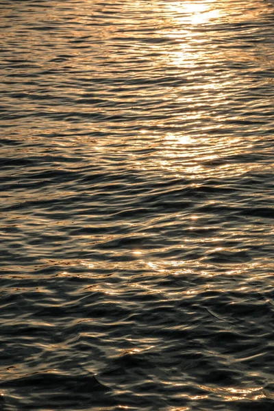 Puesta de sol sobre el lago dorado o el mar dorado — Foto de Stock