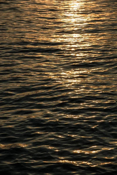 Sonnenuntergang über dem goldenen See oder dem goldenen Meer — Stockfoto