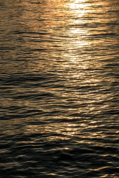 Sonnenuntergang über dem goldenen See oder dem goldenen Meer — Stockfoto