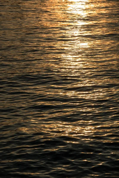 Sonnenuntergang über dem goldenen See oder dem goldenen Meer — Stockfoto