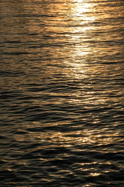 Puesta de sol sobre el lago dorado o el mar dorado —  Fotos de Stock