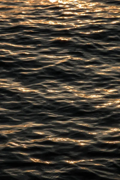 Zachód słońca nad złotym jeziorem lub złotym morzem — Zdjęcie stockowe