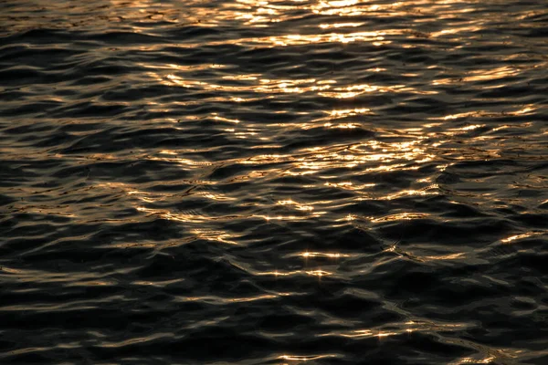 Puesta de sol sobre el lago dorado o el mar dorado —  Fotos de Stock