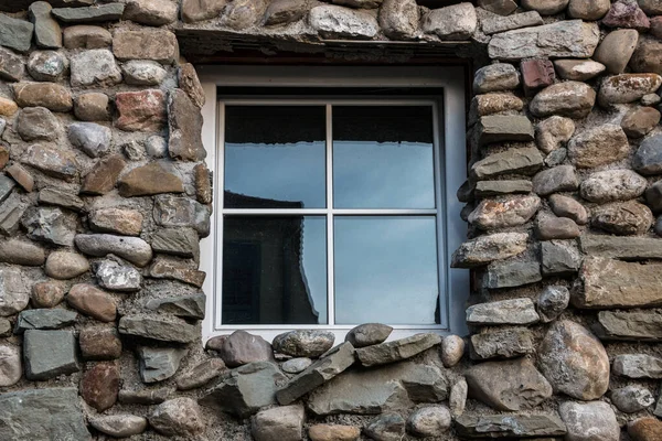 Renkli ve farklı boyutlarda taşları olan doğal bir taş duvar. 