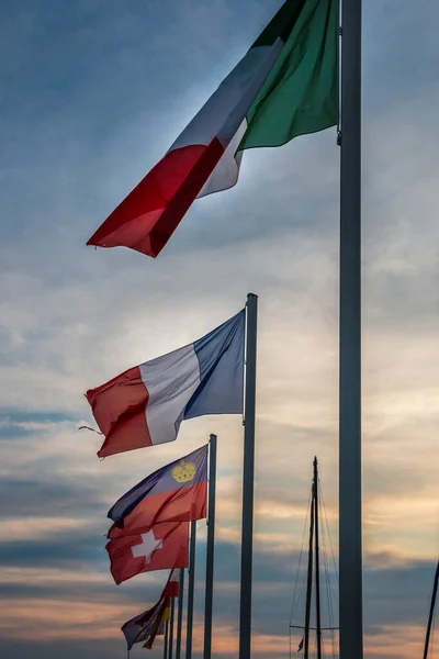 Drapeaux de différents pays et un coucher de soleil doré — Photo