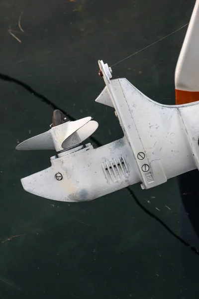 Marine screw propeller of a boat in the harbor — Stok fotoğraf