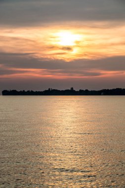 Suya küçük bir kara tükürüğü ve altın bir günbatımı