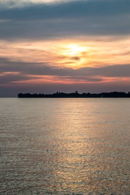 Suya küçük bir kara tükürüğü ve altın bir günbatımı