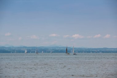 Gölde beyaz yelkenli yelkenliler