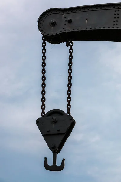 Stary żuraw z łańcuchami ze stali — Zdjęcie stockowe