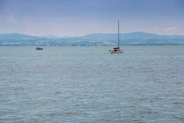 湖に白い帆を持つ帆船 — ストック写真