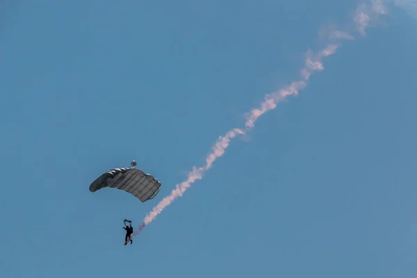 Parachutiste allemand dans les airs avec une queue de fumée — Photo