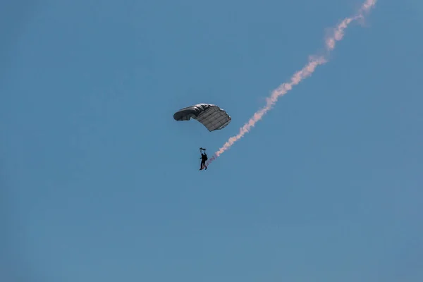 Parachutiste allemand dans les airs avec une queue de fumée — Photo