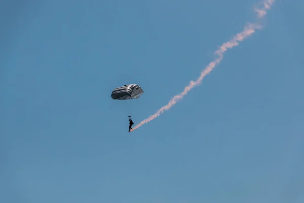 Parachutiste allemand dans les airs avec une queue de fumée — Photo