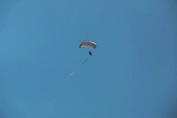 德国跳伞运动员举着德国国旗在空中 — 图库照片