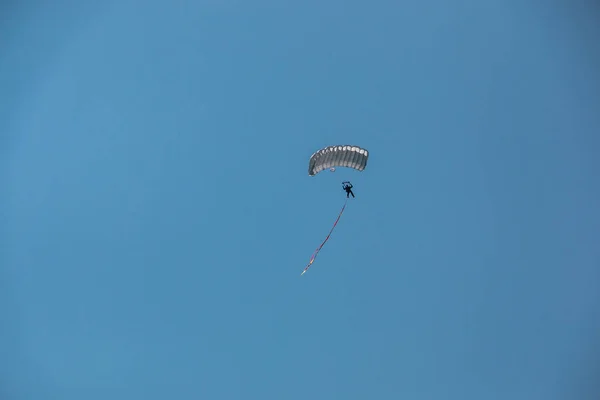 Parachutiste allemand dans les airs avec drapeau allemand — Photo