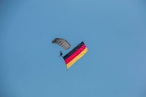 Parachutiste allemand dans les airs avec drapeau allemand — Photo