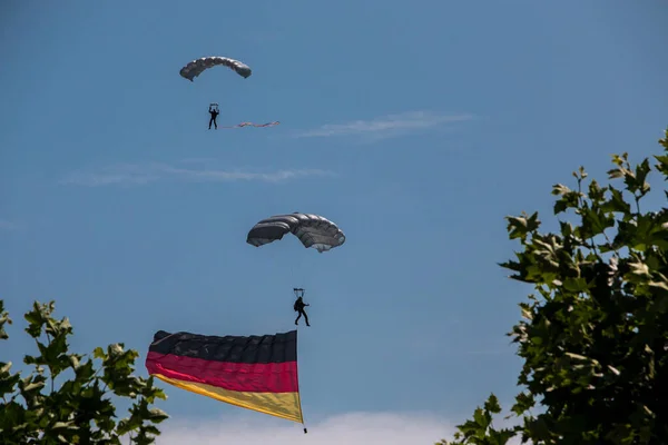 Parachutiste allemand dans les airs avec drapeau allemand — Photo