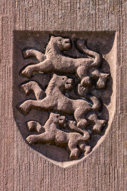 Kırmızı kumtaşından yapılmış kollar.