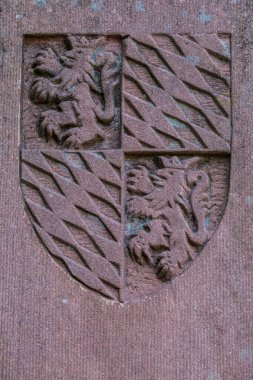 Kırmızı kumtaşından yapılmış kollar.