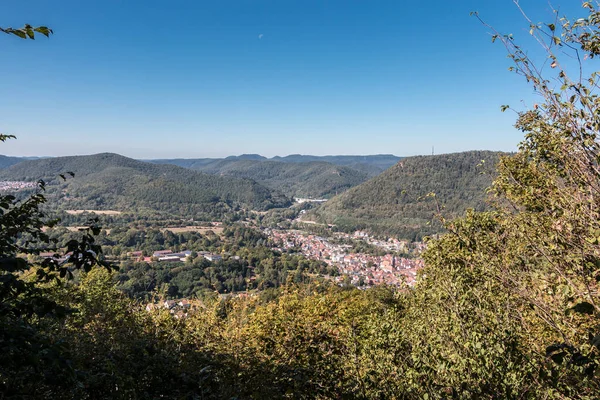 Piccolo villaggio in mezzo alla campagna tedesca con collina — Foto Stock