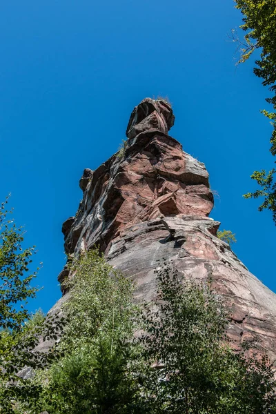 Roca alta y grande para escalar y el cielo azul — Foto de Stock