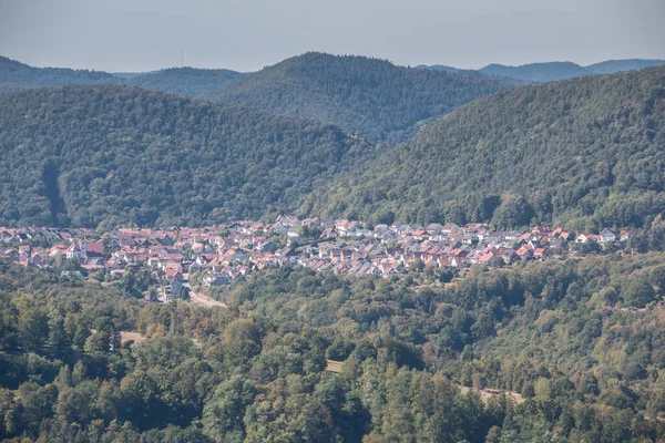 Malá vesnička uprostřed německé krajiny s kopcem — Stock fotografie