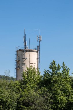 Antenler kasabanın merkezinde küçük bir kulede.