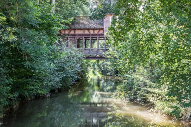 Kirli kahverengi nehrin üzerindeki küçük tahta köprü