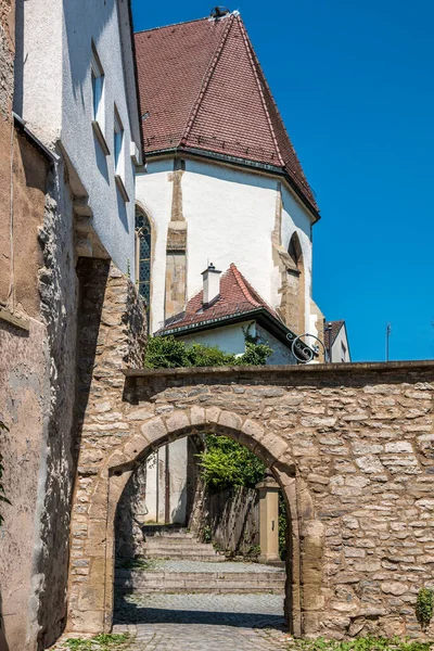 Egy Kőből Készült Kapu Templom Közelében — Stock Fotó