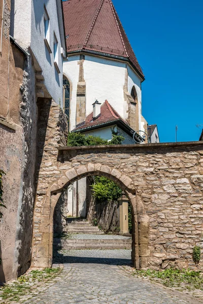 Egy Kőből Készült Kapu Templom Közelében — Stock Fotó