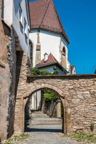 Egy Kőből Készült Kapu Templom Közelében — Stock Fotó