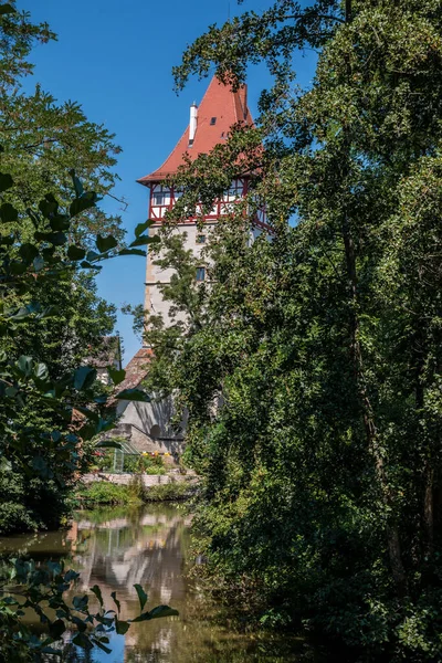 Kis Templom Torony Közel Piszkos Barna Folyóhoz — Stock Fotó