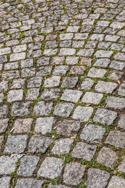 Beton kaldırım taşı, atık ve çimenden yapılmış yol