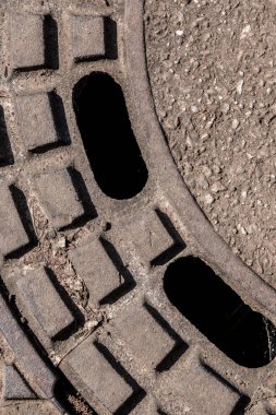 Yerdeki su oluklarını kara deliklerle doldurun.