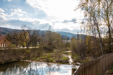 Barajın yakınındaki bulutlu gökyüzünün sularında yansımalar