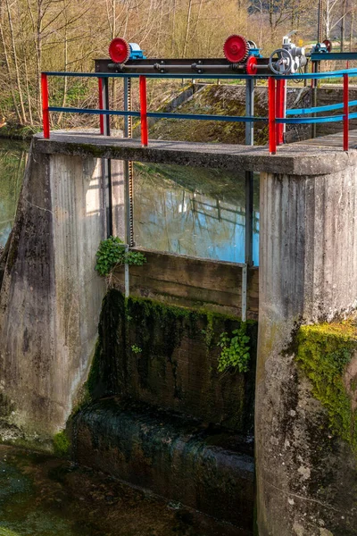 Weir Controlado Pelo Rio Para Barrar Água — Fotografia de Stock