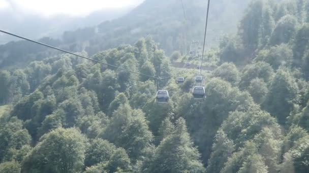 Sochi, Roza Khutor no verão. funicular ou cabo-ferroviário nas montanhas. Vista da cabina . — Vídeo de Stock