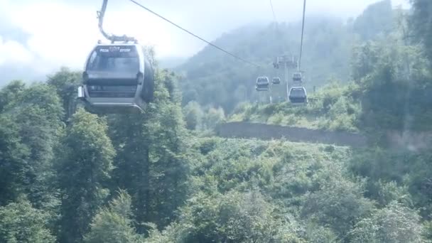 Sochi, Roza Khutor no verão. funicular ou cabo-ferroviário nas montanhas. Vista da cabina . — Vídeo de Stock