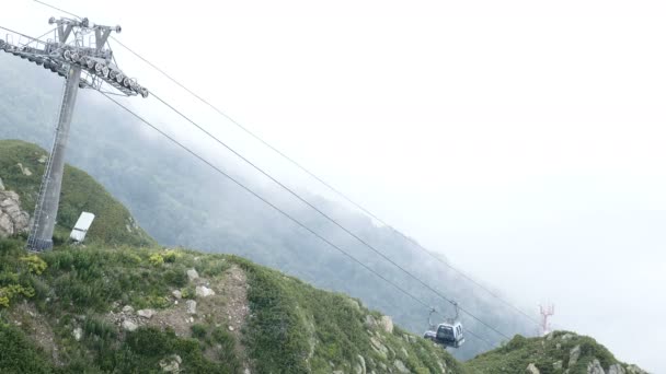 Sotschi, roza khutor im Sommer. Seilbahn oder Seilbahn in den Bergen. Weitschuss — Stockvideo