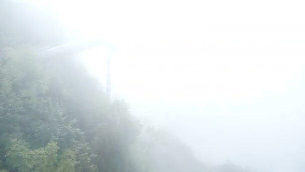 Sotchi, Roza Khutor en été. funiculaire ou téléphérique en montagne. Vue de la cabine dans le brouillard 
