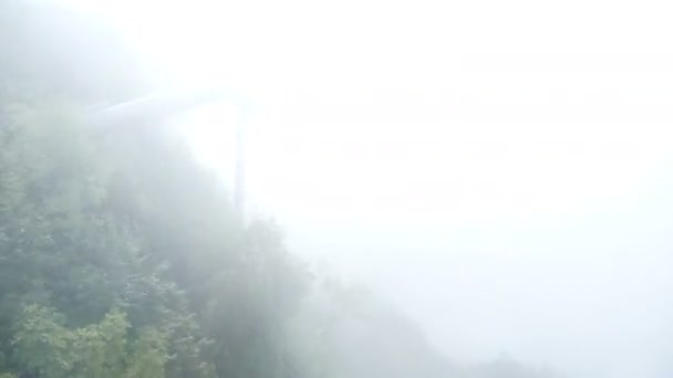 Sotchi, Roza Khutor en été. funiculaire ou téléphérique en montagne. Vue de la cabine dans le brouillard — Video